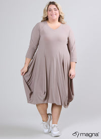 Magna Lange Gedrapeerde Jurk Zand