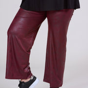 Magna Lederlook Elastische Broek Wijnrood