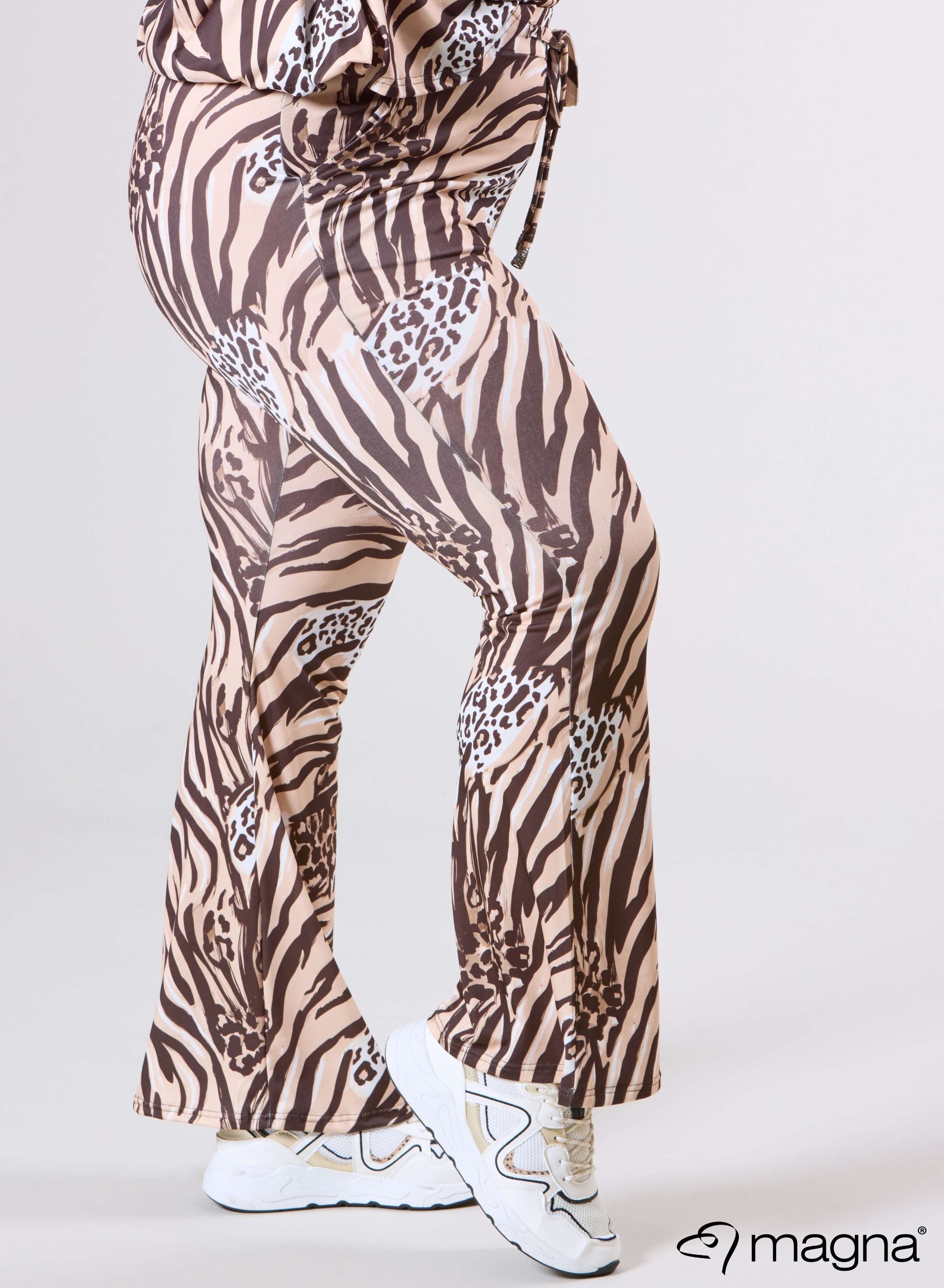 Magna Relaxed Pocket Flared Broek Animal Waves Bruin