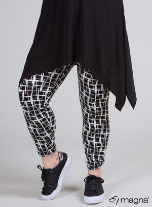 Magna Viskose-Leggings mit s/w bemalten Quadraten