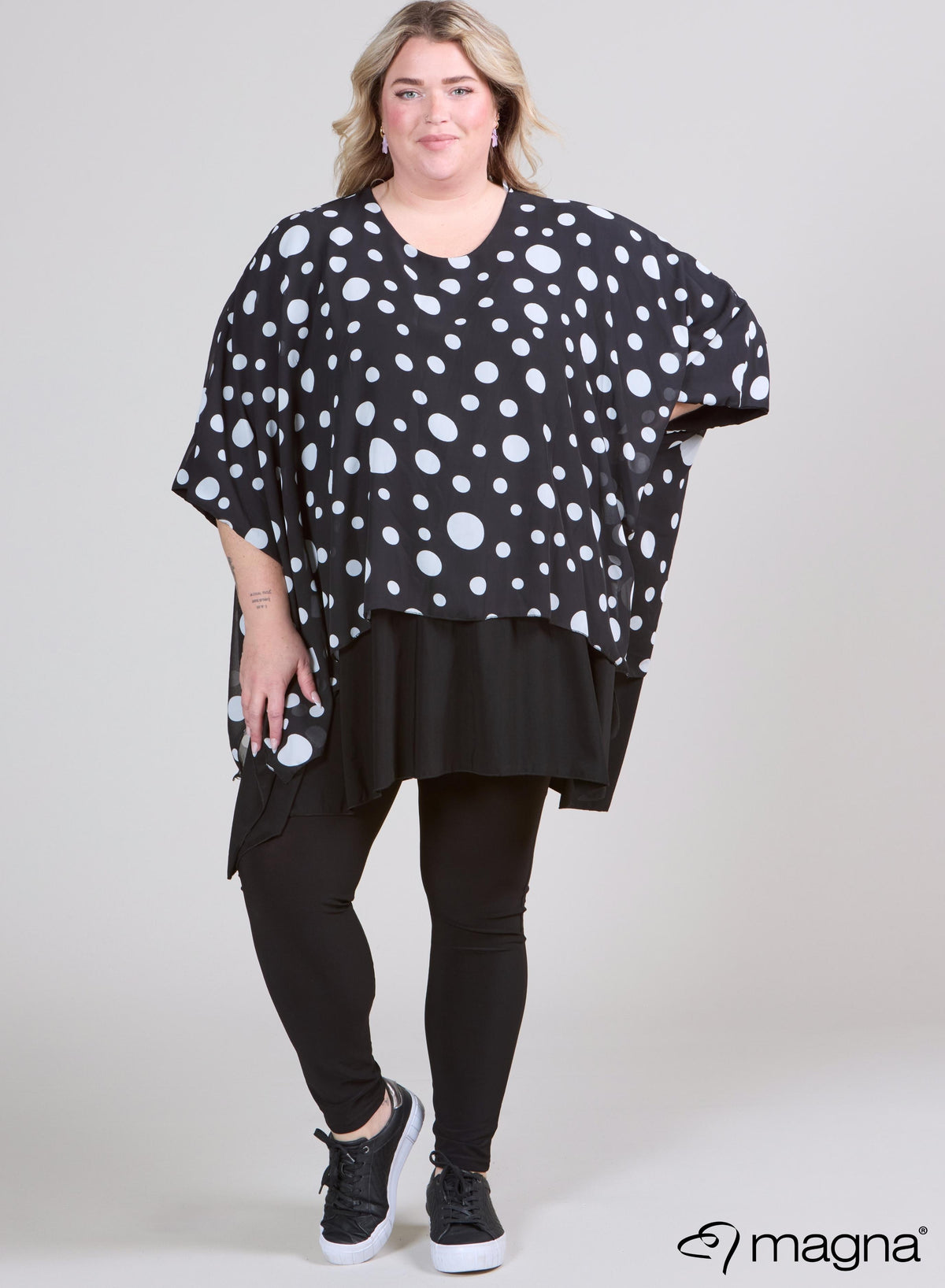 Magna Printed Chiffon One Size Dubble Layer Poncho Big Polka B/W