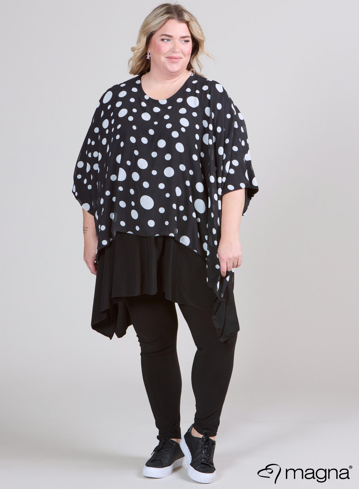 Magna Printed Chiffon One Size Dubble Layer Poncho Big Polka B/W