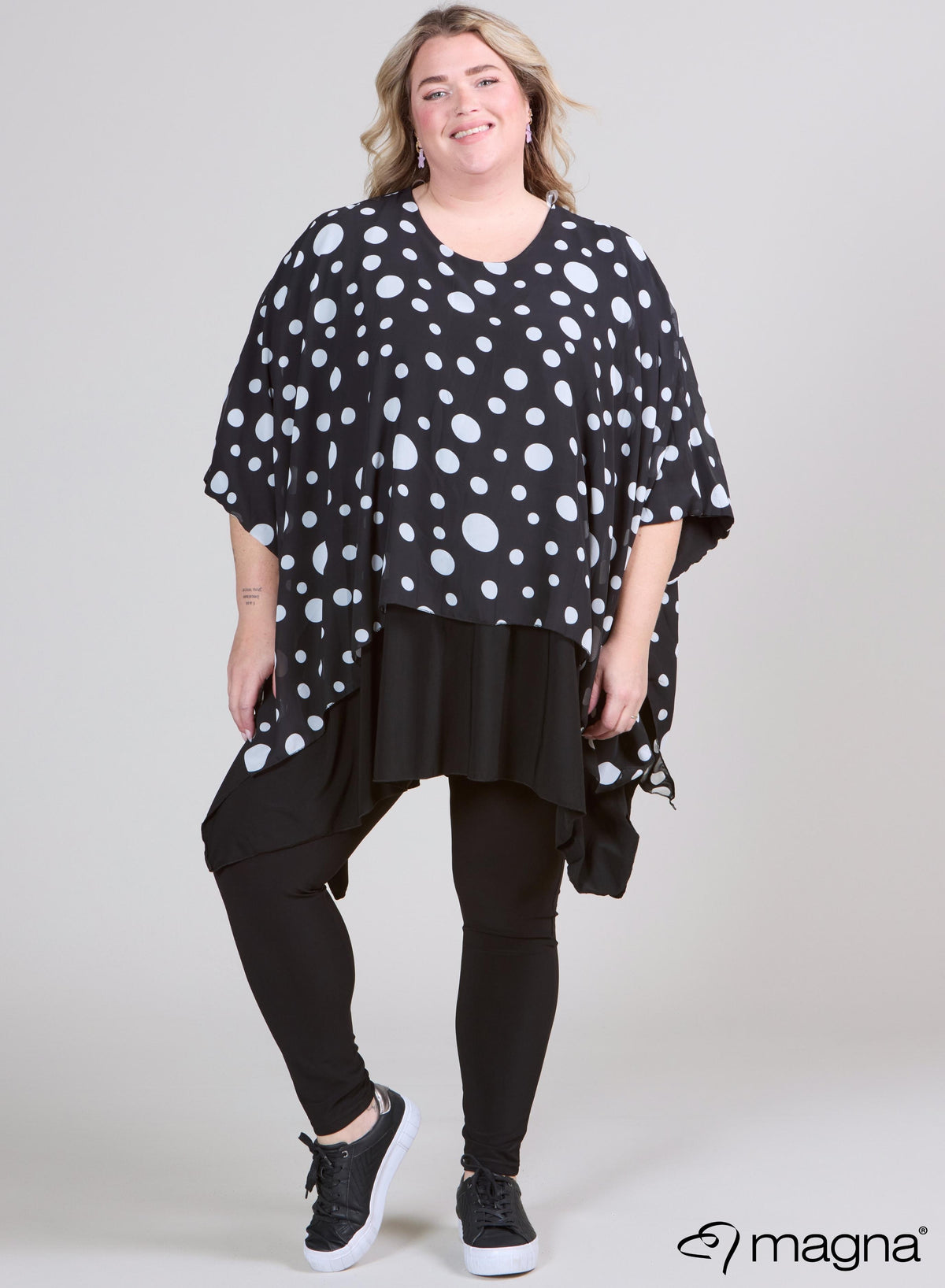 Magna Printed Chiffon One Size Dubble Layer Poncho Big Polka B/W