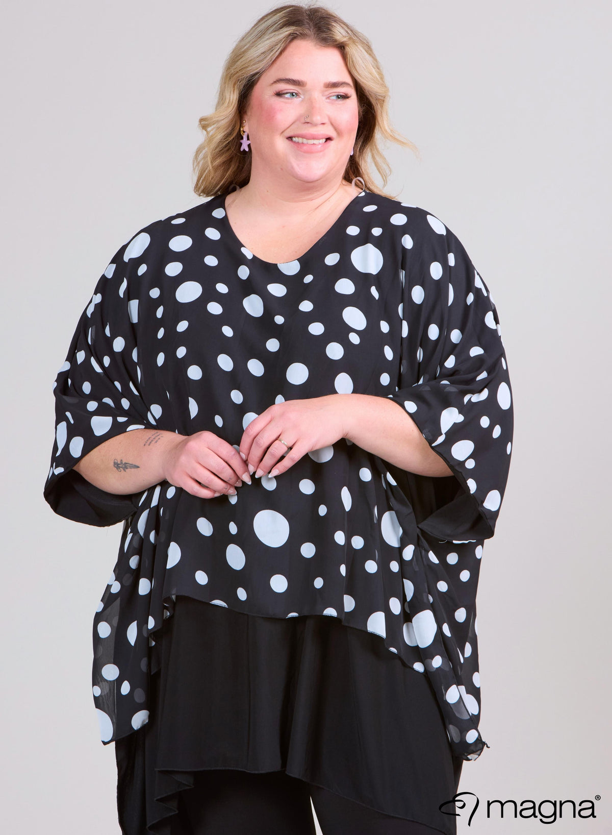 Magna Printed Chiffon One Size Dubble Layer Poncho Big Polka B/W