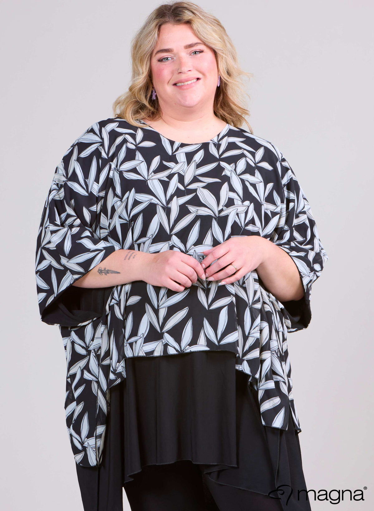 Magna Printed Chiffon One Size Dubble Layer Poncho B/W Leaves