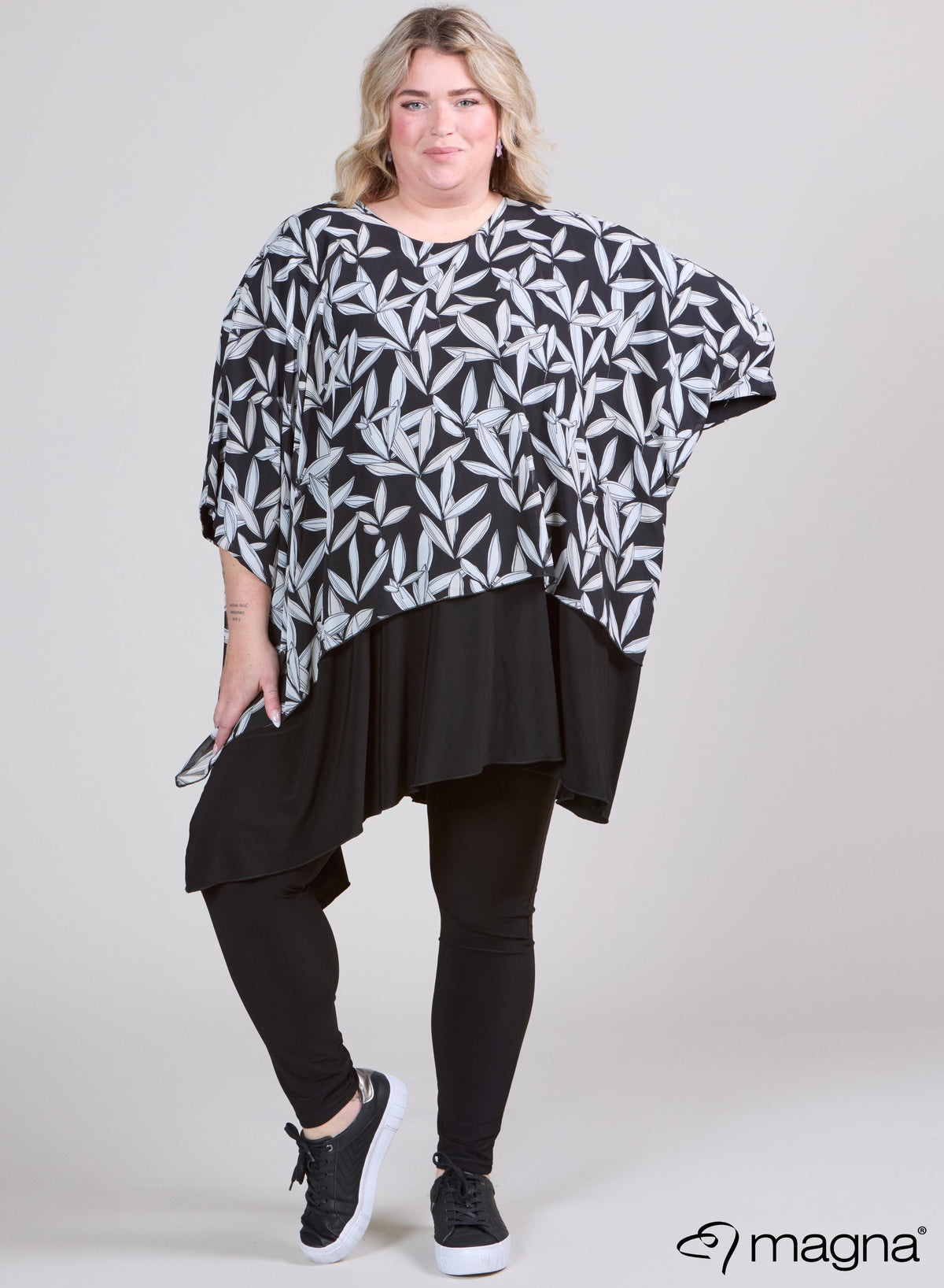 Magna Printed Chiffon One Size Dubble Layer Poncho B/W Leaves
