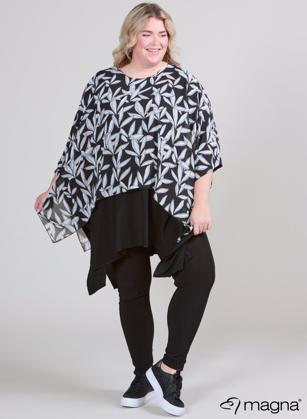 Magna Printed Chiffon One Size Dubble Layer Poncho B/W Leaves