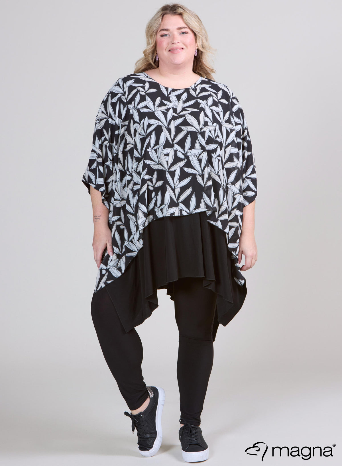 Magna Printed Chiffon One Size Dubble Layer Poncho B/W Leaves