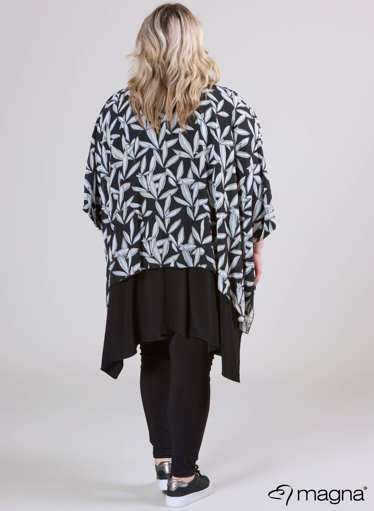 Magna Printed Chiffon One Size Dubble Layer Poncho B/W Leaves