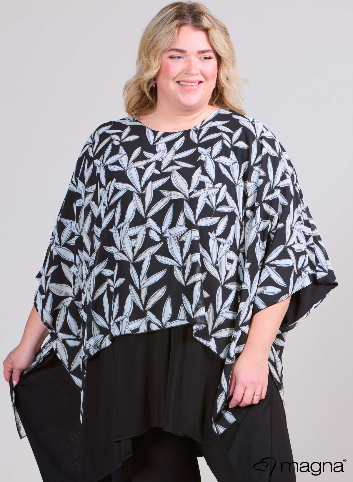 Magna Printed Chiffon One Size Dubble Layer Poncho B/W Leaves