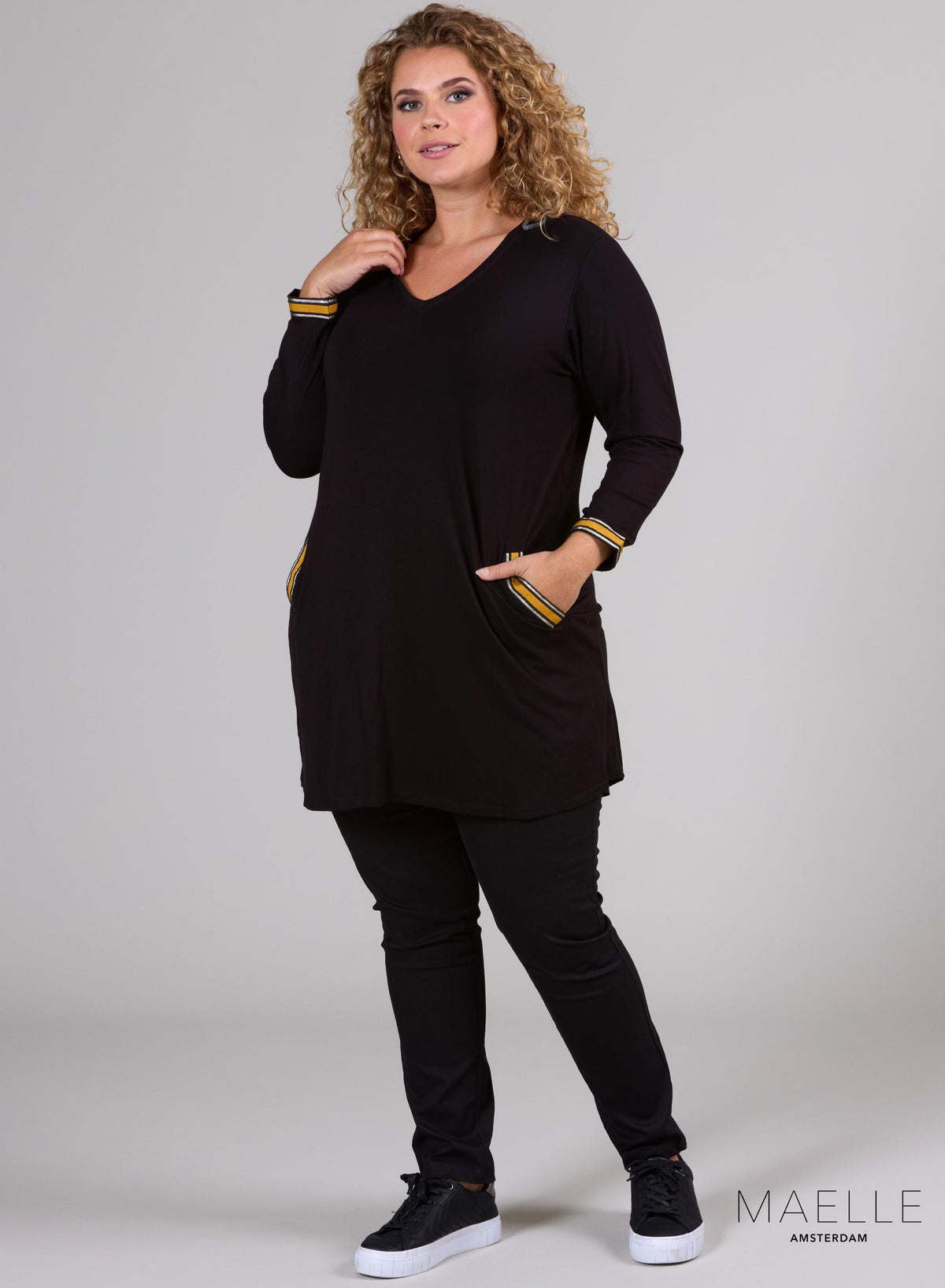 Maelle Simple V-Ausschnitt Tunika Musterd Trim
