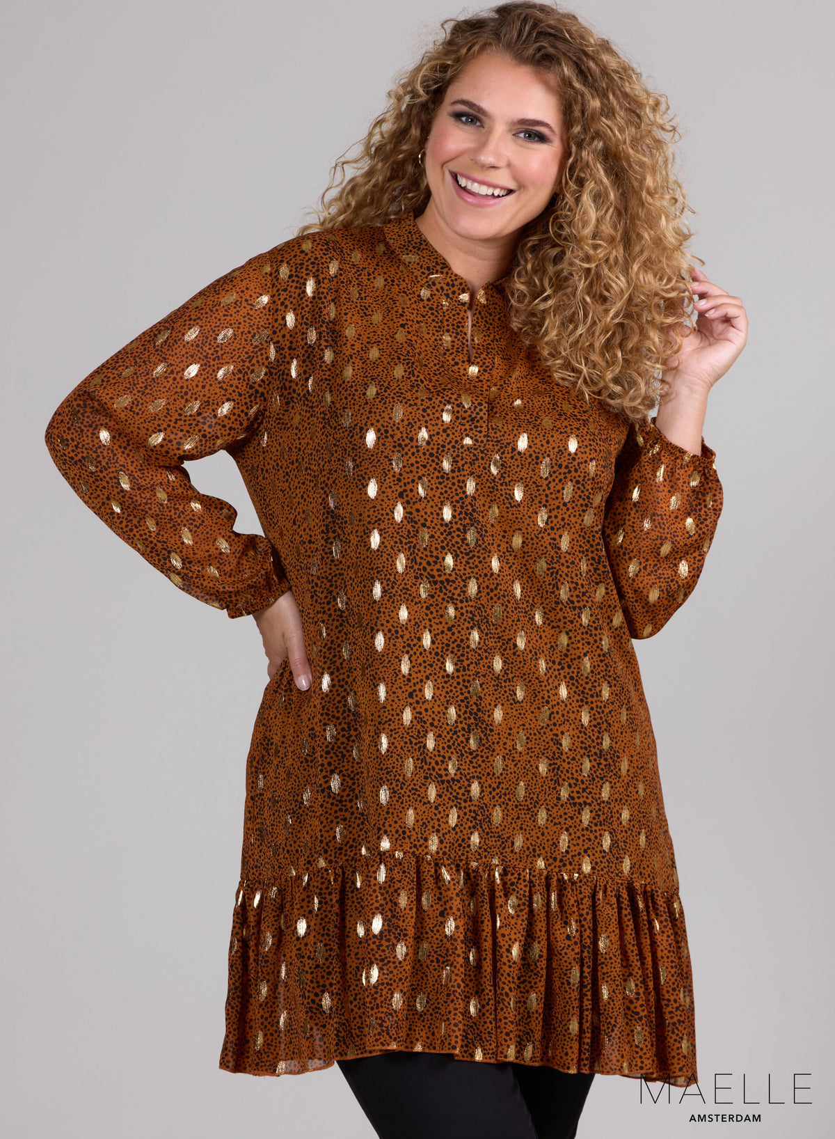 ME-TU-1011 - Tuniek met ruches en zwierige chiffonprint in camelgoud