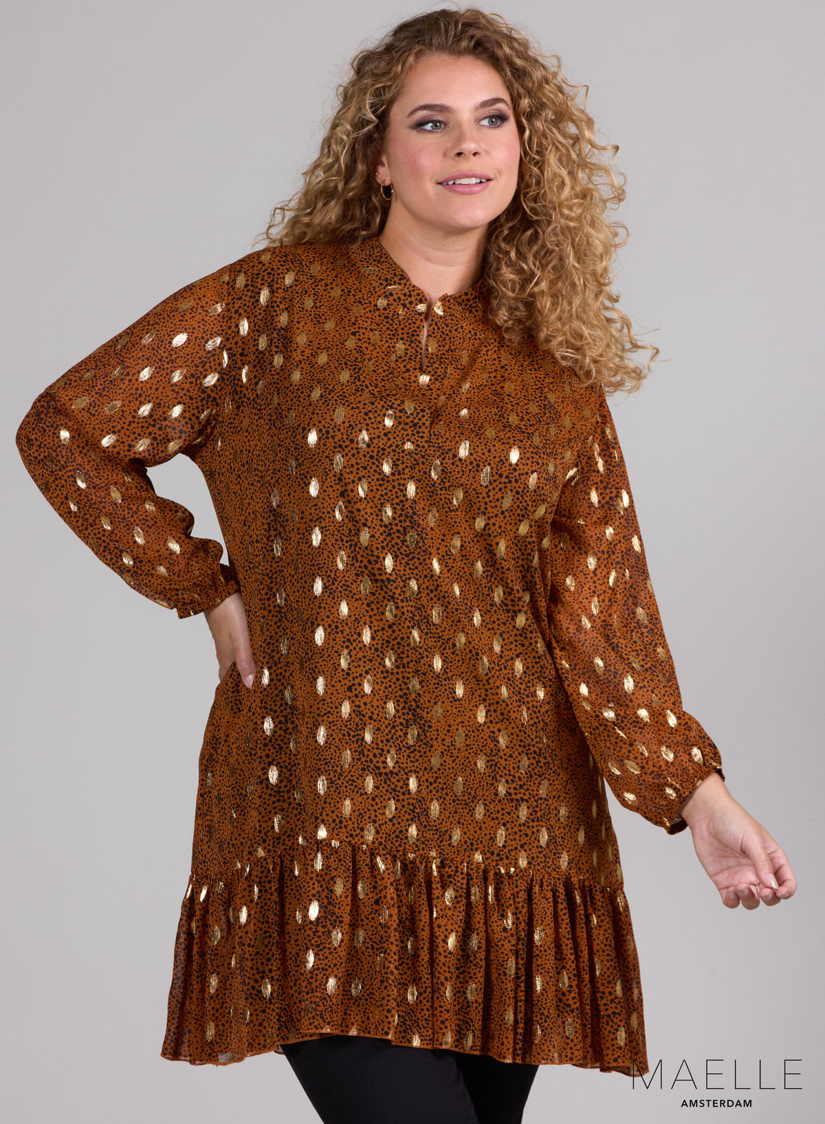 ME-TU-1011 - Tuniek met ruches en zwierige chiffonprint in camelgoud